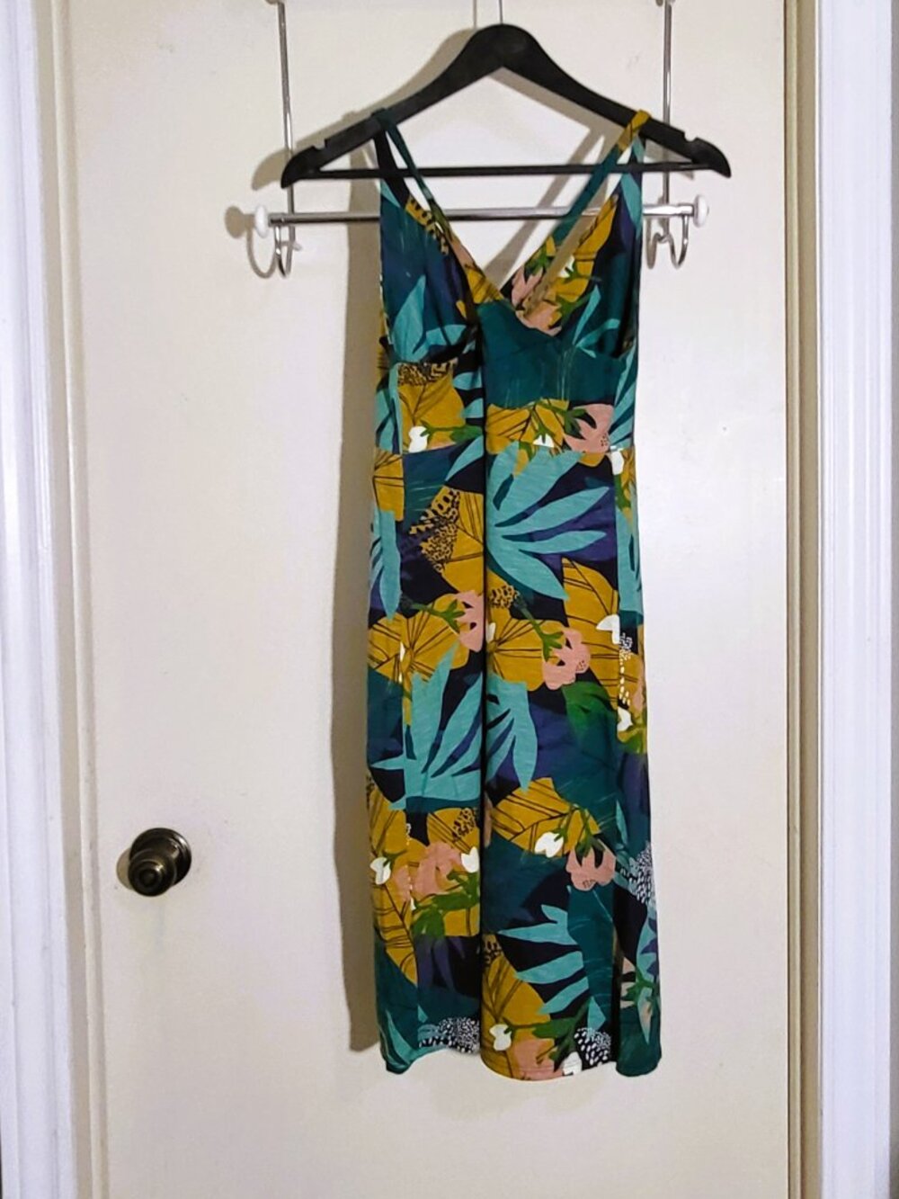 Patagonia cotton Tropical print V-neck front, cross over strap back. Size Medium - Picture 8 of 13